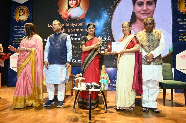 Saukhyam receiving the Lokmata Ahilyabai Holkar Samman award